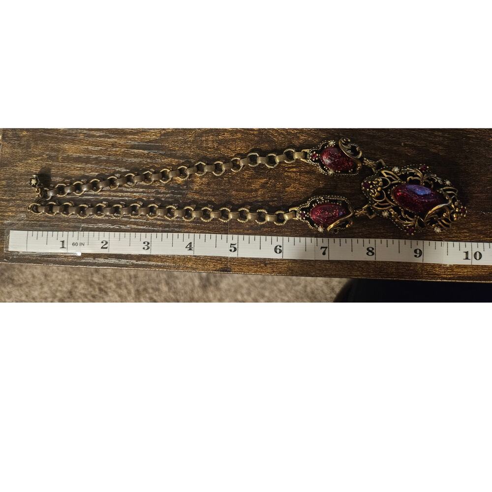 Elegant Victorian style Gold-Tone Necklace with red / Pink Stone Accents - Picture 6 of 7